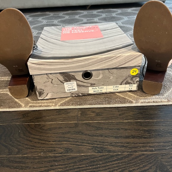 Gorgeous tan coloured lace up square heeled sandals - Picture 3 of 3